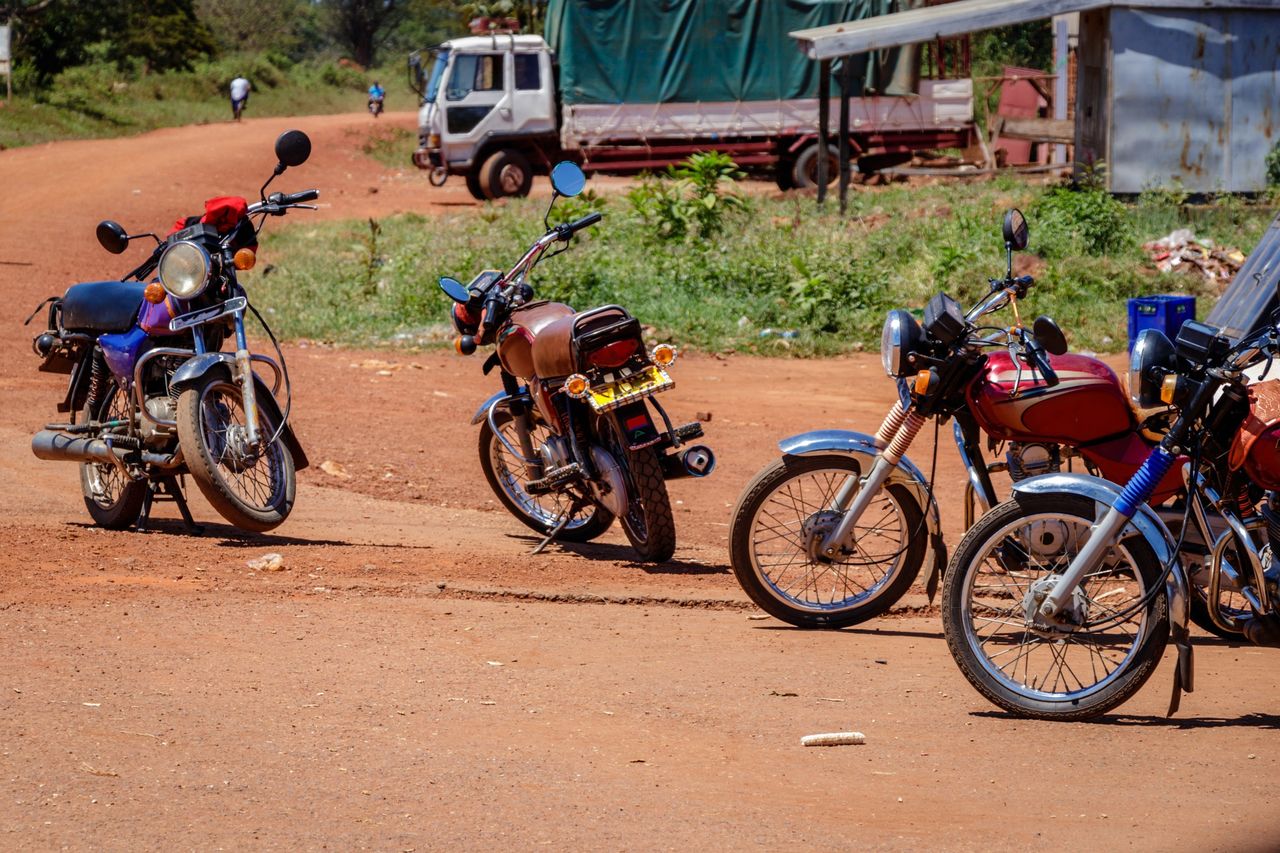 Motocykliści w Ugandzie dowożą antykoncepcję i testy ciążowe