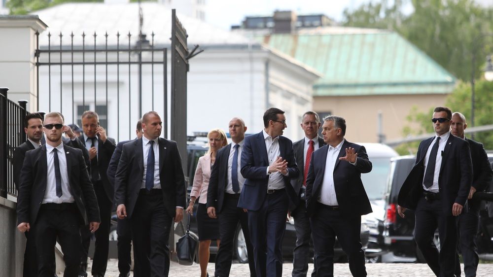 Spacer Viktora Orbana i Mateusza Morawieckigo w otoczeniu funkcjonariuszy SOP