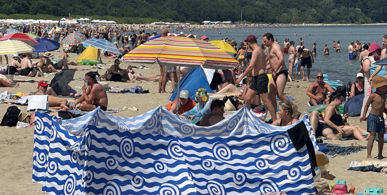 Packed Sopot beach divides the internet: paradise or hell?
