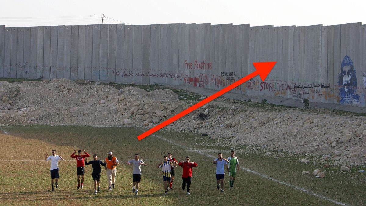 Zdjęcie okładkowe artykułu: Getty Images / Paula Bronstein / Mimo wieloletniego konfliktu zbrojnego palestyńscy piłkarze starają się normalnie trenować i grać. Mimo muru, który oddziela ich od terenów kontrolowanych przez Izrael.