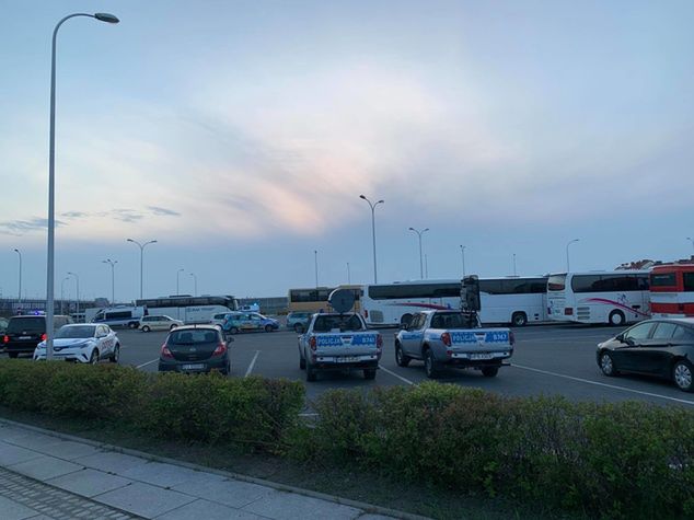 Policja pod stadionem we Wrocławiu. Fot. Łukasz Kuczera/WP SportoweFakty