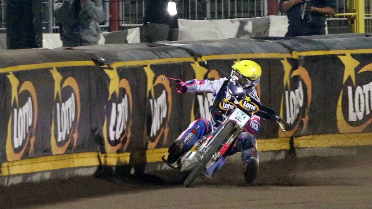 Newspix / Jarosław Pabijan / Grigorij Łaguta wciągnięty przez bandę.