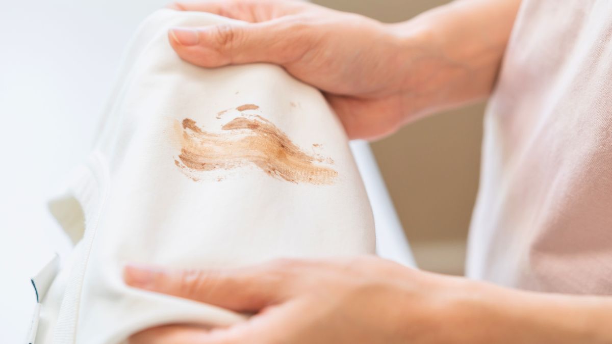 Tak usuniesz plamy z ubrań 