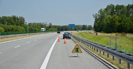 Jak długo można "parkować" na pasie awaryjnym? Przepisy zaskakują