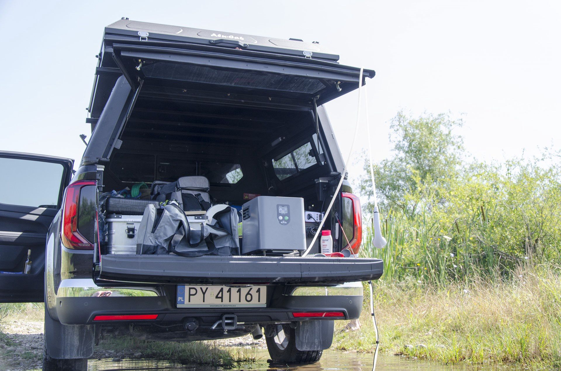 VW Amarok z zabudową i namiotem Alu-Cab