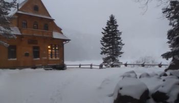 -14 st. C. Ruszył nad Morskie Oko. Ludzie przecierają oczy