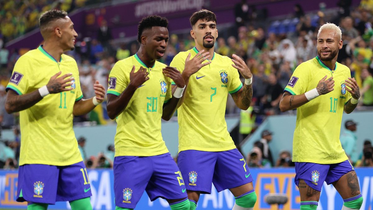 reprezentanci Brazylii cieszący się z gola