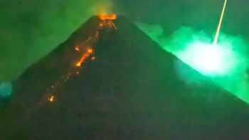 Meteor rozświetlił niebo nad wulkanem Mayon. I to podczas erupcji