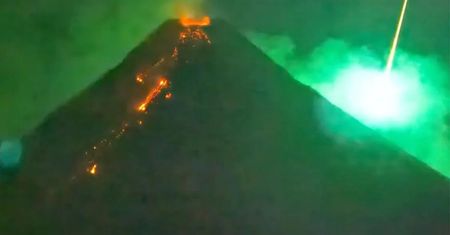 Meteor rozświetlił niebo nad wulkanem Mayon. I to podczas erupcji