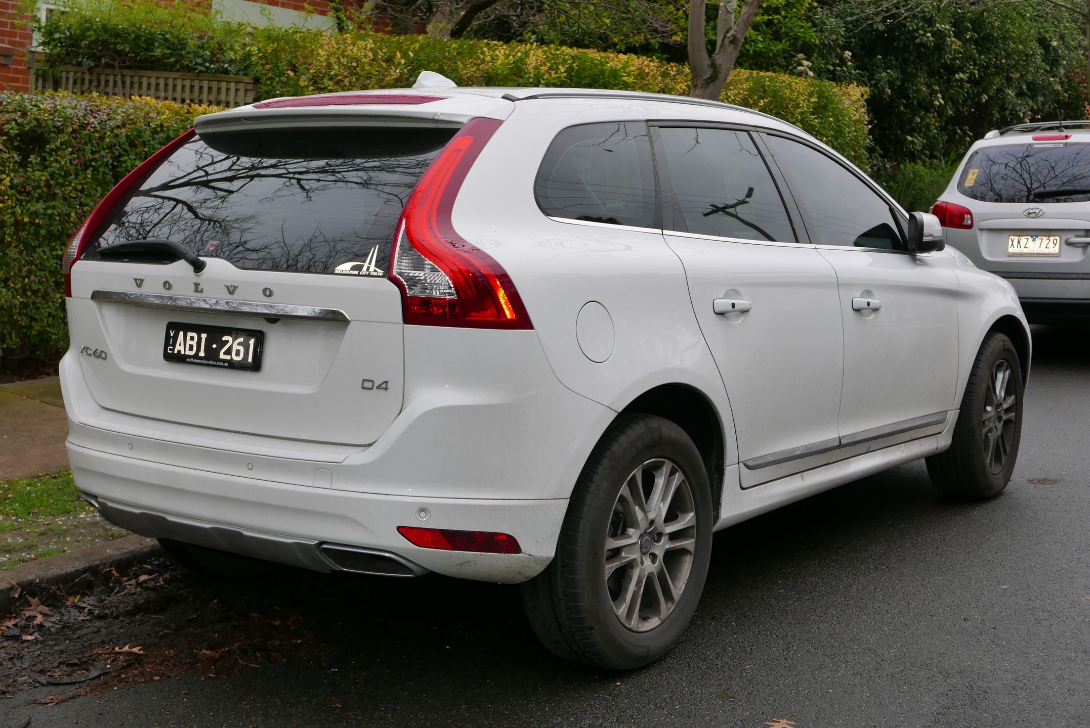 Volvo XC60 jest przykładem samochodu, w którym istnieje fabryczna instalacja pod jedno i drugie światło przeciwmgielne, jednakże komputer przewidują aktywację tylko jednej lampy - w zależności, jaki rodzaj ruchu zostanie ustawiony (lewostronny lub prawostronny). Próba prostego obejścia tego poprzez połączenie np. prawego światła z lewym niezależnym przewodem skutkuje komunikatem o błędzie tylnego oświetlenia przeciwmgłowego.