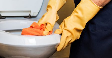 Wcieram w deskę i pryskam. Żółte plamy znikają jeszcze przed świętami
