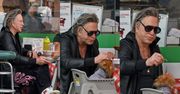 Smutny i zoperowany Mickey Rourke je lunch ze swoim psem (ZDJĘCIA)