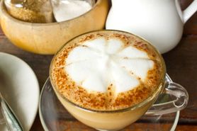 Napój kawowy na bazie mleka z dodatkiem cukru