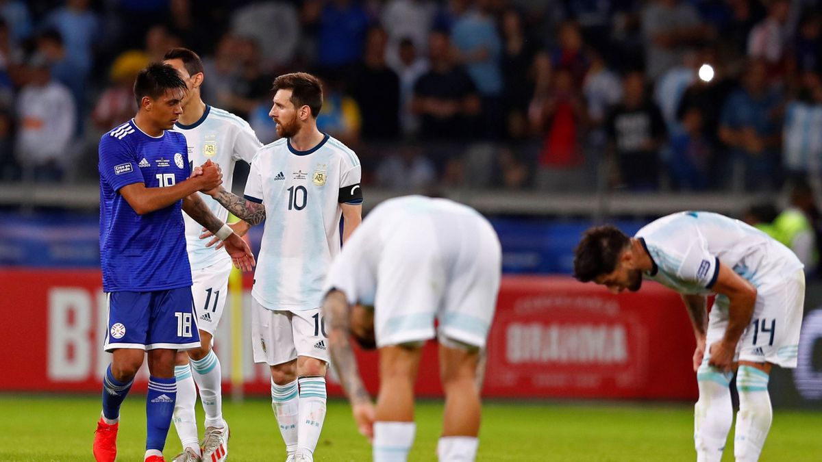 Na zdjęciu (w tle): Santiago Arzamendia Duarte i Lionel Messi dziękują sobie za grę