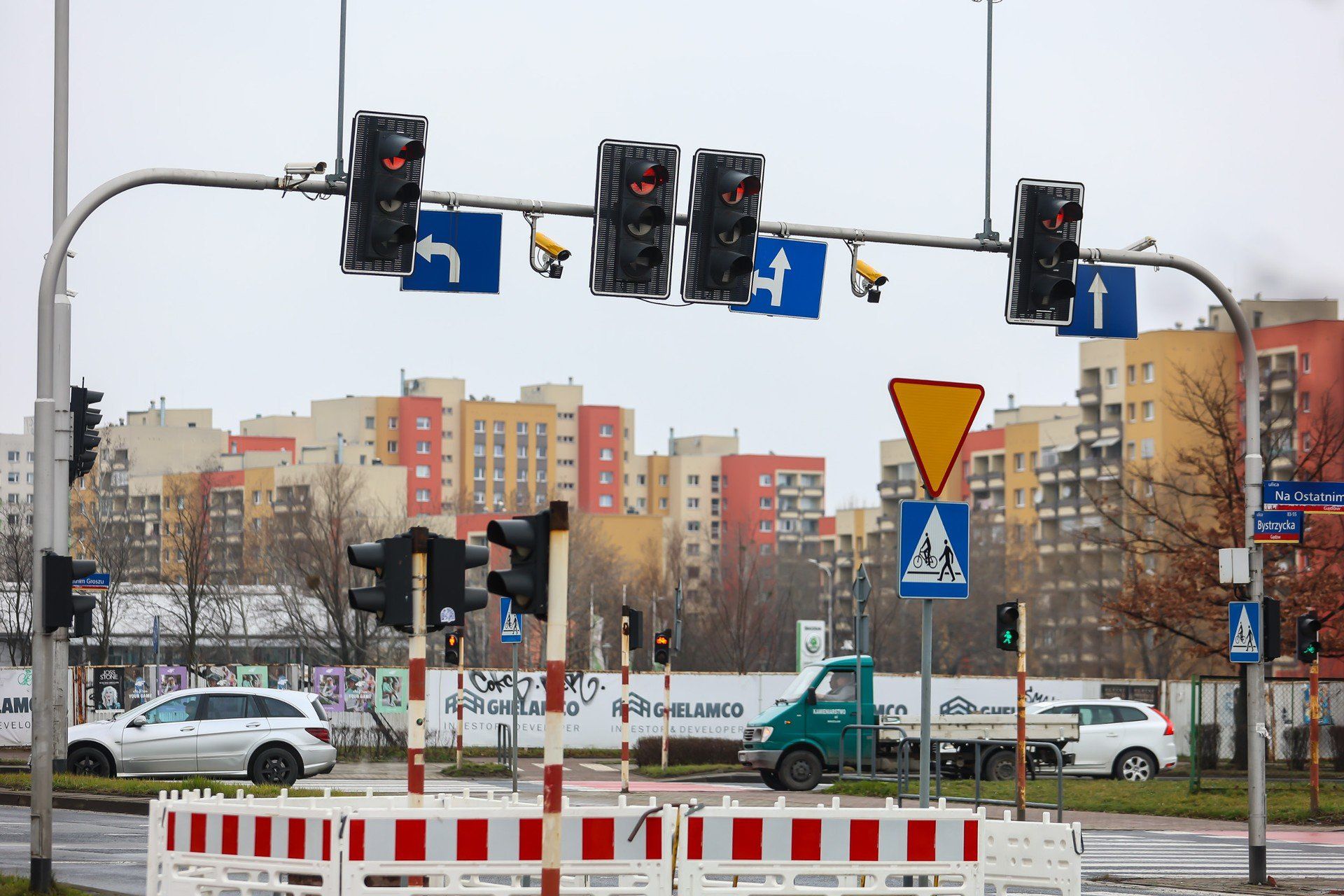 Kamery weryfikujące przejazd na czerwonym świetle pojawiły się przy Gądowiance w marcu 2023 roku.