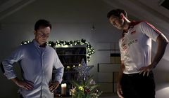 Stephane Antiga z żoną z „choinkową” wizytą u Joanny Brodzik i Pawła Wilczaka reklamuje SmartDom (wideo)