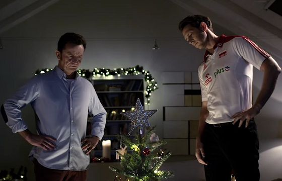 Stephane Antiga z żoną z „choinkową” wizytą u Joanny Brodzik i Pawła Wilczaka reklamuje SmartDom (wideo)