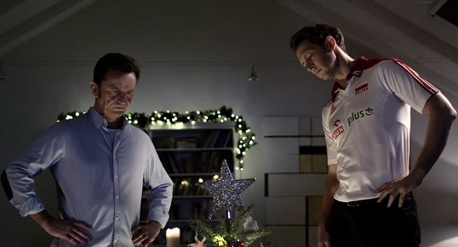 Stephane Antiga z żoną z „choinkową” wizytą u Joanny Brodzik i Pawła Wilczaka reklamuje SmartDom (wideo)