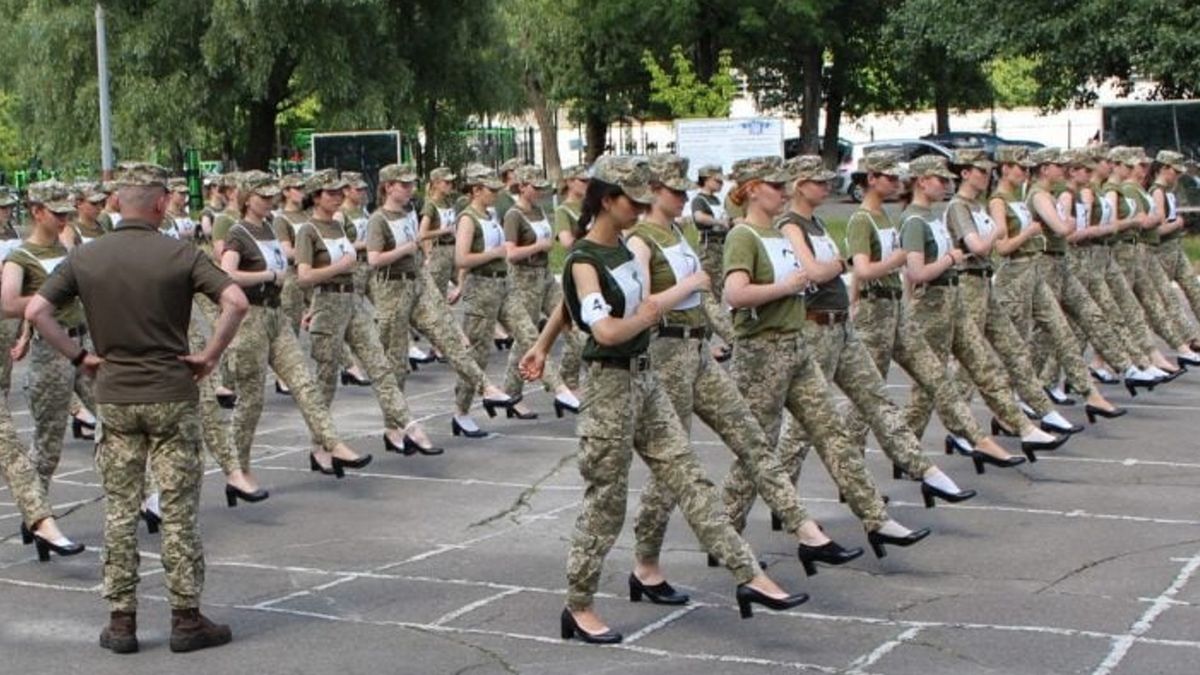 żołnierki przygotowujące się do parady