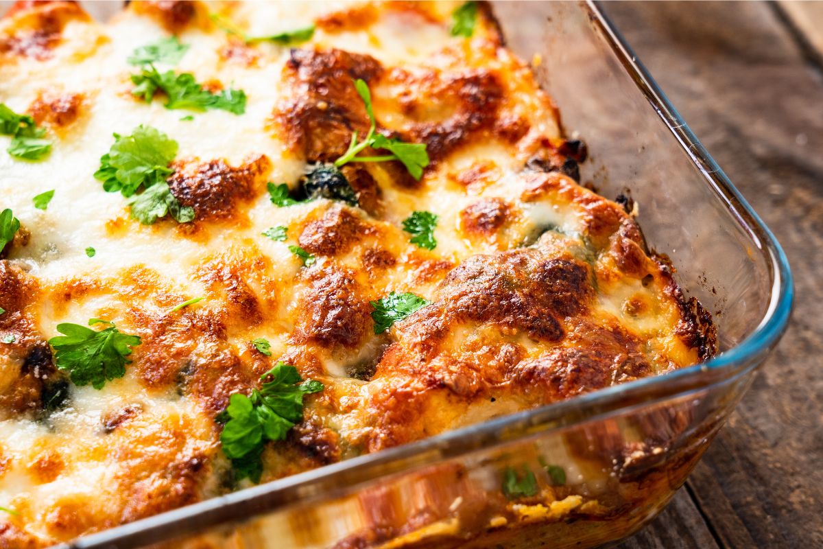 Z chleba tostowego przygotowuję prostą zapiekankę. Chwila w piekarniku i obiad dla całej rodziny gotowy.