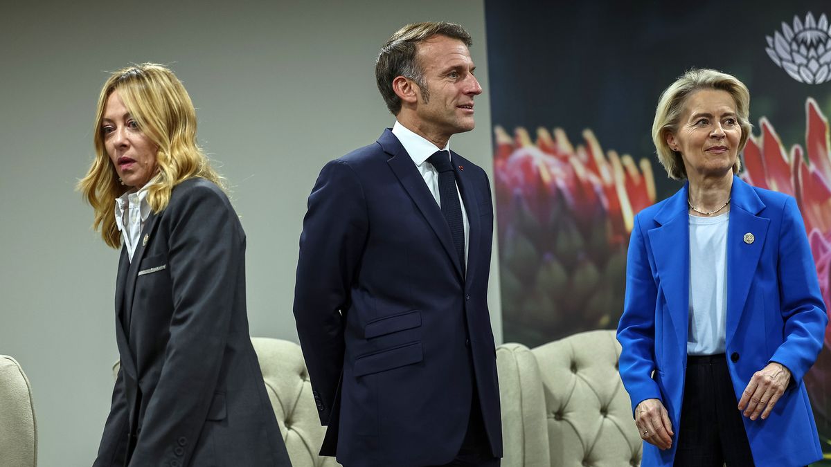 JOHANNESBURG, SOUTH AFRICA - NOVEMBER 22:  Italy's Prime Minister Giorgia Meloni (L), France's President Emmanuel Macron (C) and European Commission President Ursula Von der Leyen (R) gather ahead of the G7++ meeting at the G20 Leaders' Summit at the Nasrec Expo Centre on November 22, 2025 in Johannesburg, South Africa ahead of the G20 Summit. The heads of state and government gathered here did not include those from the United States, which boycotted the event over its objections to South Africa’s G20 presidency. (Photo by Henry Nicholls-WPA Pool/Getty Images)