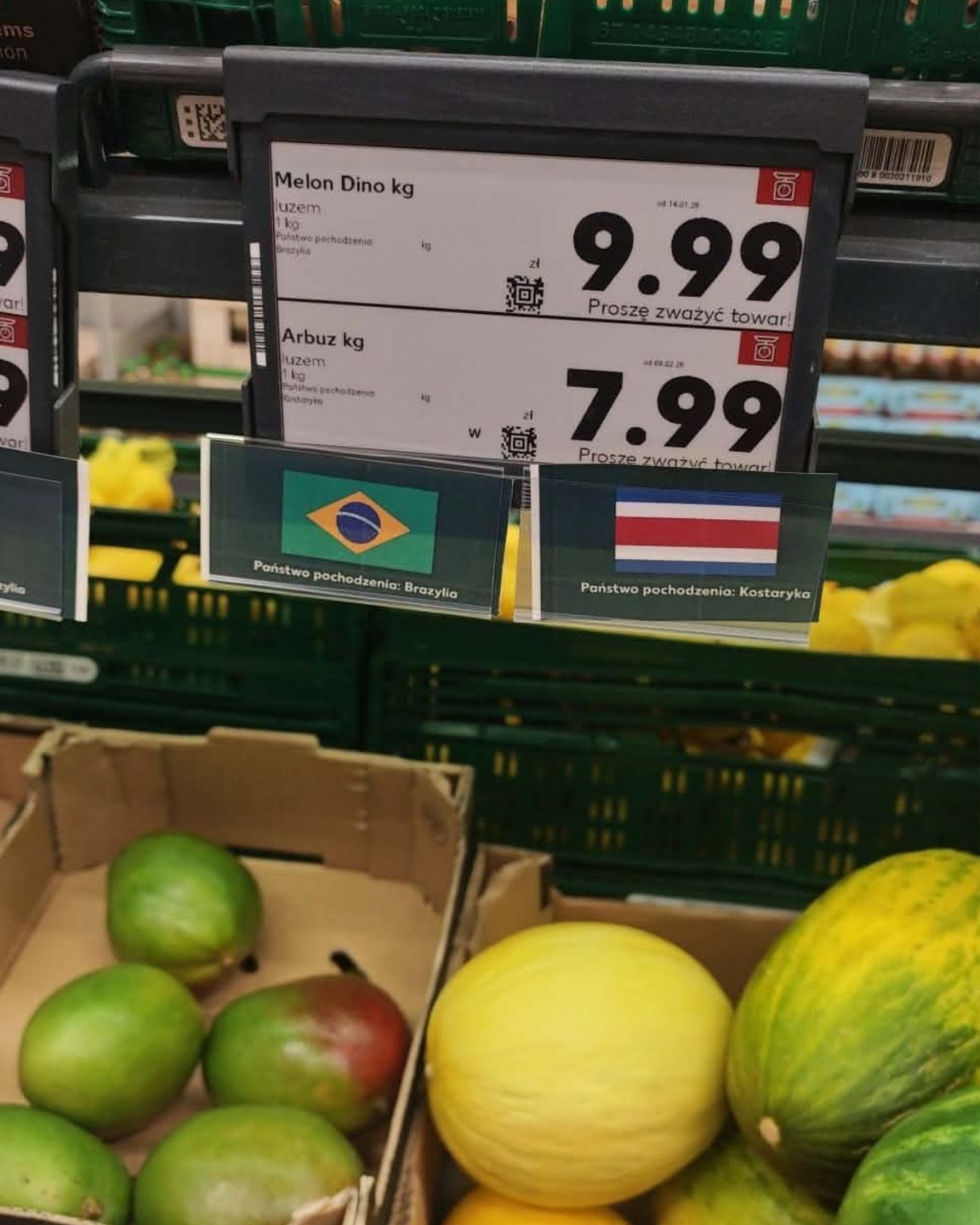 Flagi przy arbuzach i melonach w Kauflandzie