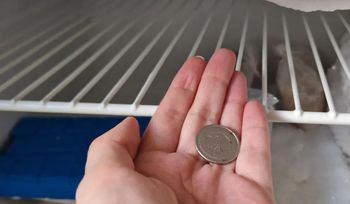 Wyjeżdżasz na urlop? Nie zapomnij włożyć złotówki do zamrażarki