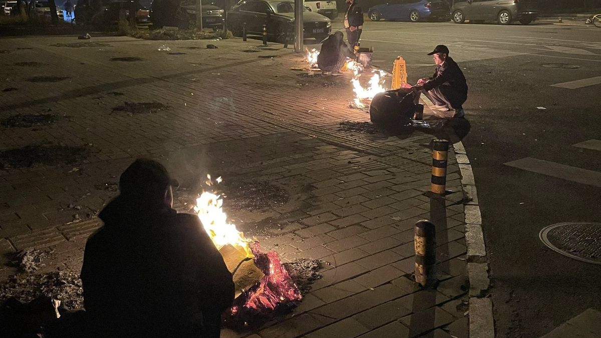 W Chinach "palą ubrania" na ulicach