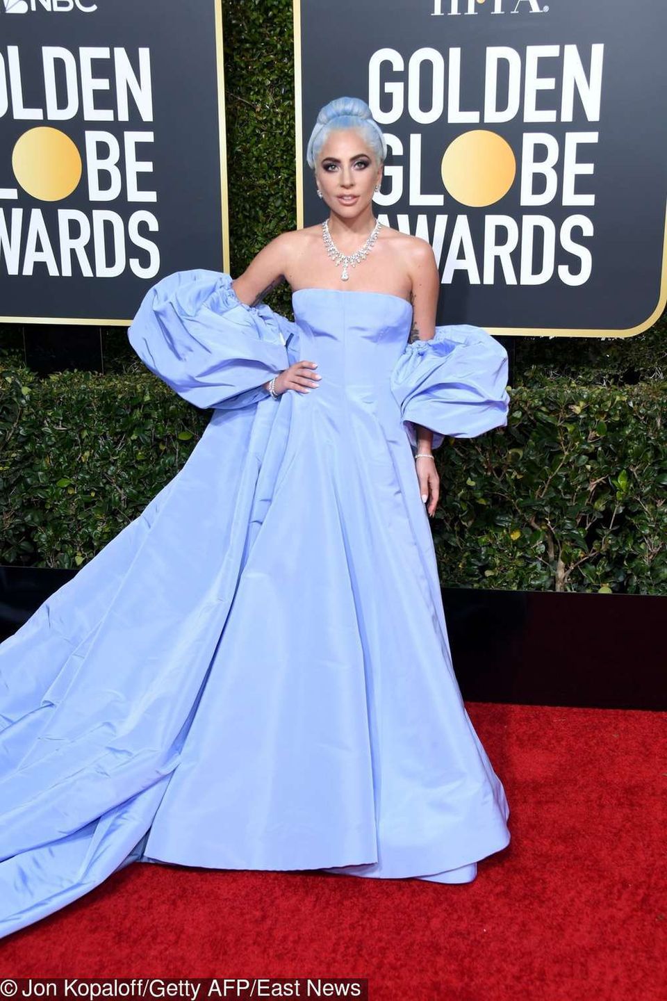 Lady Gaga – Złote Globy 2019, kreacja: Valentino