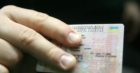 Ukraińskie prawo jazdy od ręki. Kierowcy szukają okazji, policja rozkłada ręce