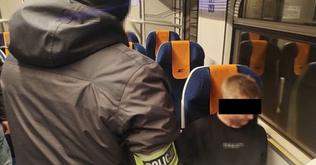 Ukrywał się przed wymiarem sprawiedliwości. Wpadł w pociągu