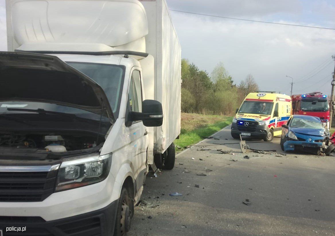 Zderzenie osobówki i dwóch samochodów dostawczych