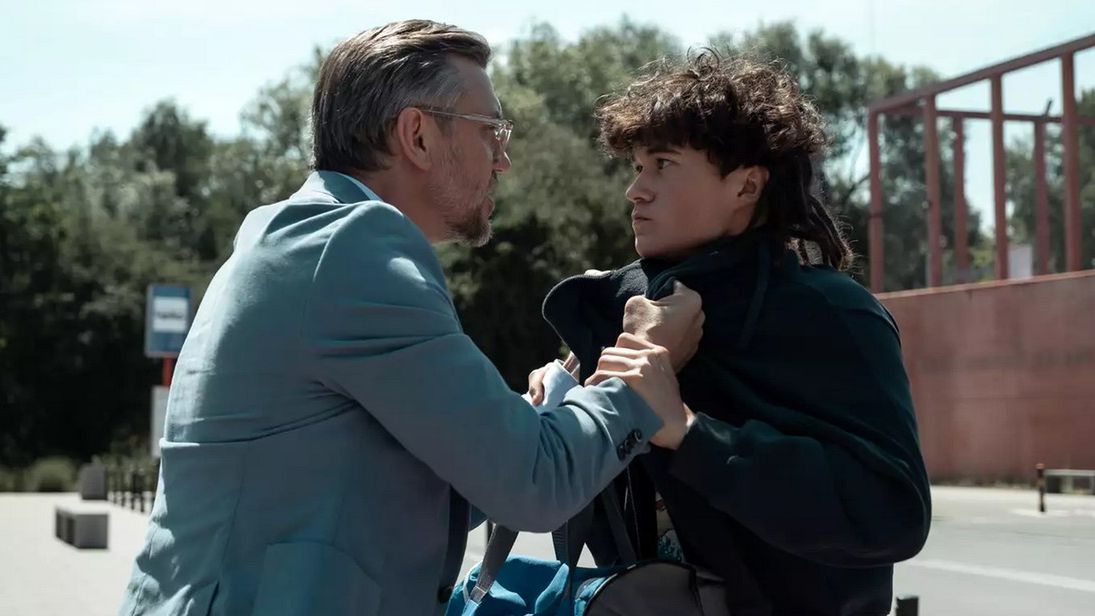 Kadr z serialu "Porządny człowiek"