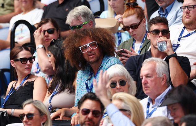 W środku raper Redfoo. Podczas meczu Huberta Hurkacza w Australian Open. Fot. Graham Denholm/Getty Images