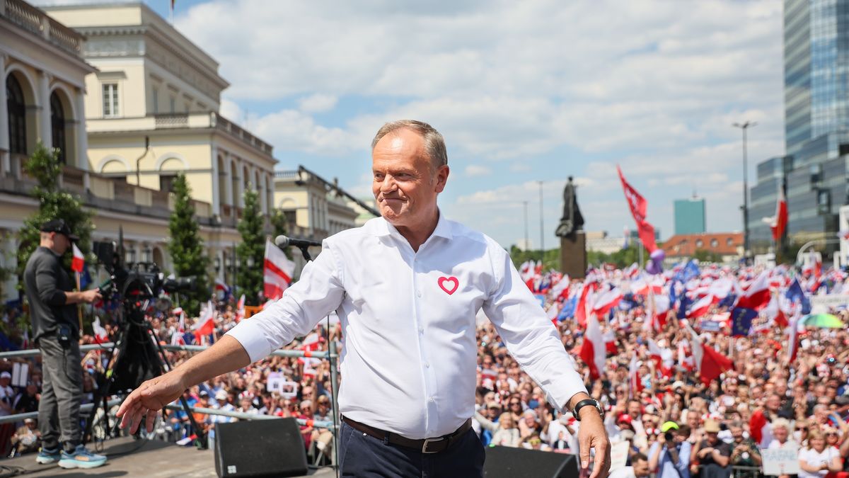 Donald Tusk
Warszawa, 25.05.2025. Wybory prezydenta RP - kampania przed II tur�. "Wielki Marsz Patriot�w" w Warszawie, 25 bm. zwolennik�w kandydata KO w II turze wybor�w na fotel prezydenta RP Rafa�a Trzaskowskiego. Jego trasa wiedzie z placu Bankowego na plac Konstytucji. Przemawia Donald Tusk. (amb) PAP/Leszek Szyma�ski
Leszek Szyma�ski
II tura, kampania wyborcza, kandydat, kandydata, polityka, przemarsz, Wielki Marsz Patriot�w, wybory prezydenckie, wybory prezydenckie 2025