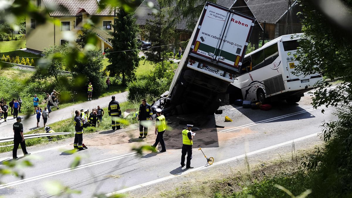 Autokar, którym podróżowało 42 uczniów szkoły podstawowej, zderzył się czołowo z ciężarówką i samochodem osobowym.