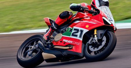 Ducati ma wersję specjalną Panigale V2. Nazwa jest tak długa, że się tu nie mieści