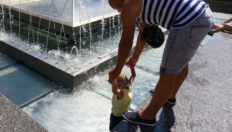 Kąpiel w fontannie może być szczególnie groźna dla małych dzieci