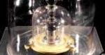 Oficjalny wzorzec kilograma waży mniej niż kilogram