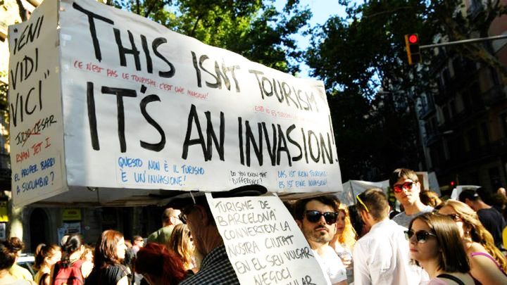 "To nie turystyka, to inwazja". Protesty rozlały się po całej Europie