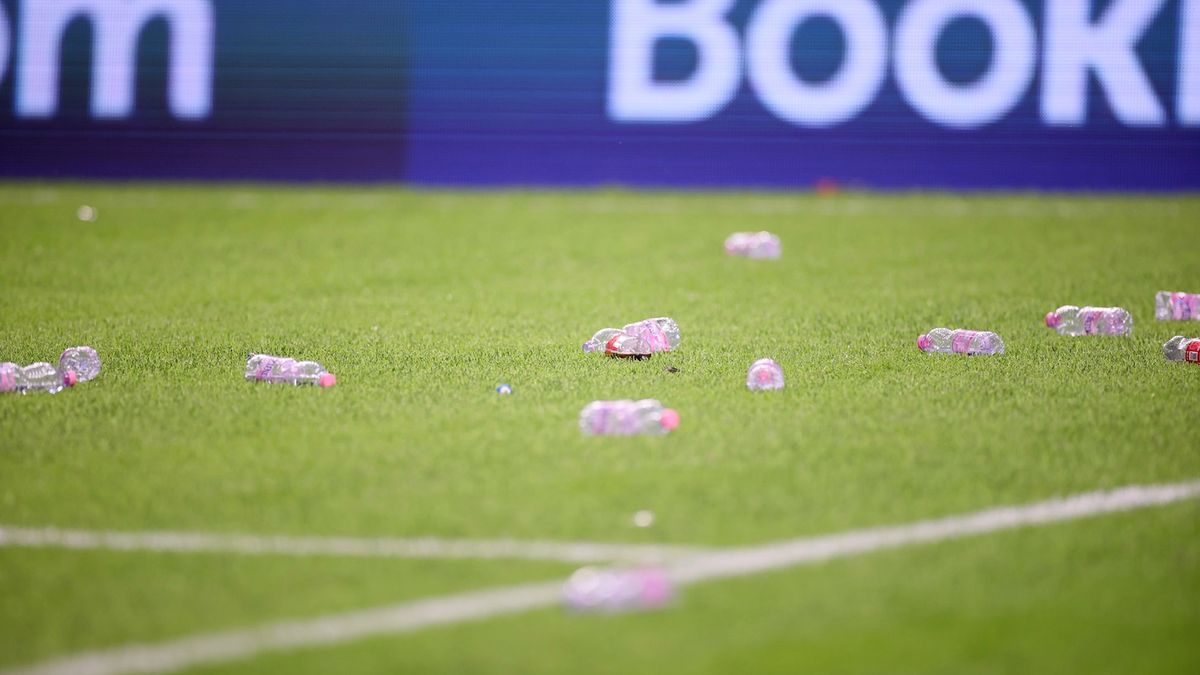 plastikowe butelki rzucone na boisko