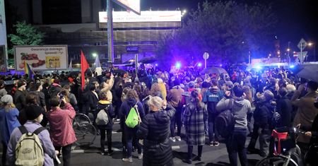 Wściekły tłum pod domem Kaczyńskiego. W ruch poszedł gaz