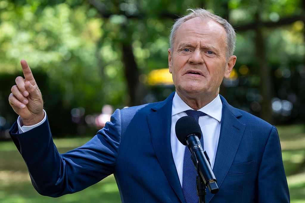 Tusk krytykuje Nawrockiego: Czas na zmiany w opodatkowaniu paliw