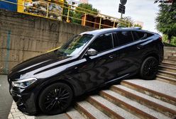 Śląsk. Luksusowe BMW "zaparkował" na schodach. Jest wyjaśnienie