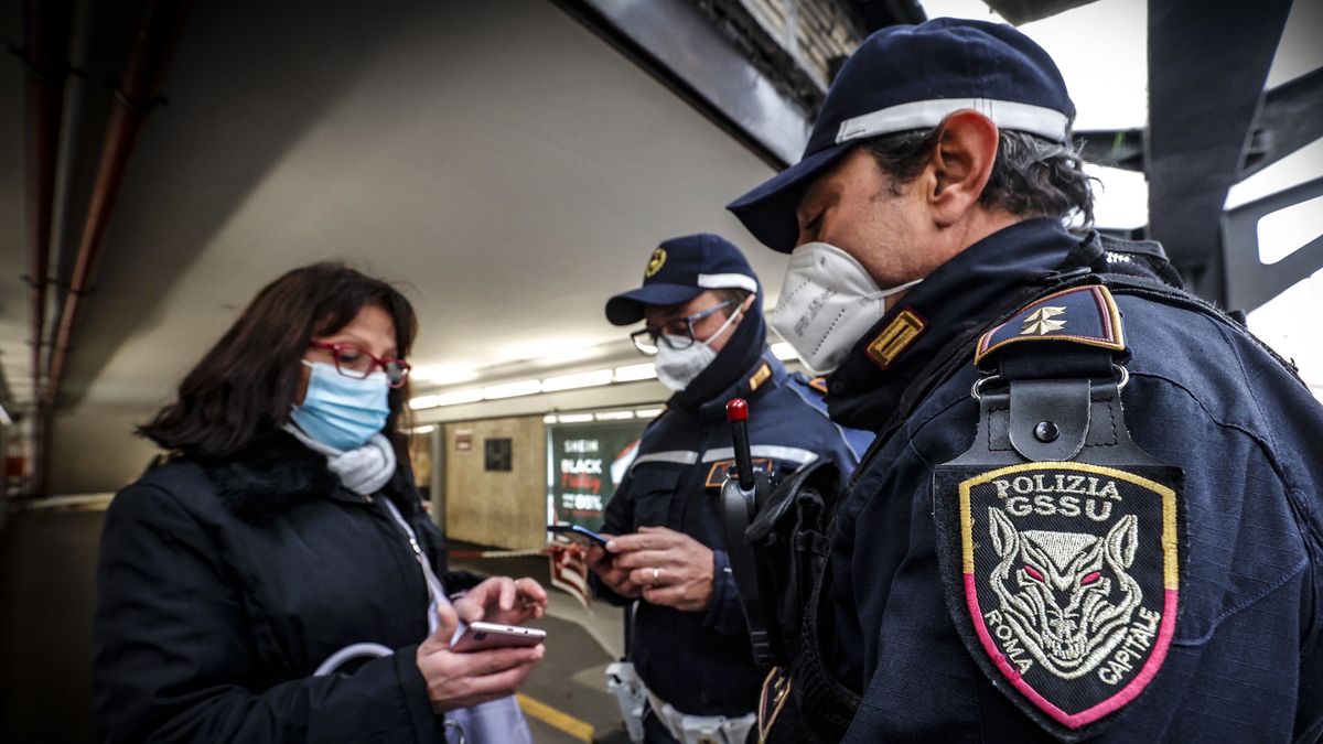 Policja sprawdza certyfikaty szczepień w każdym miejscu publicznym.