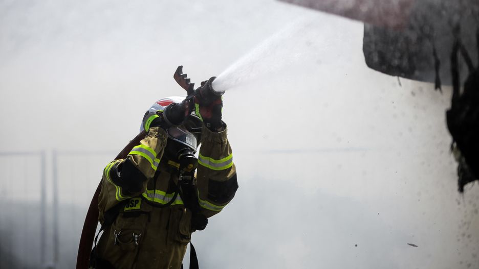 Warszawa. W pustostanie na Bródnie wybuchł pożar