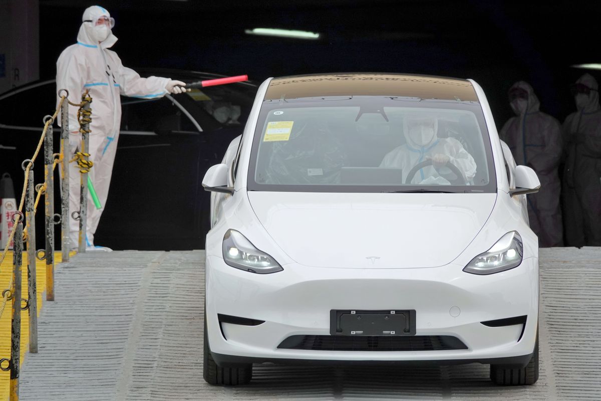 Tesla wycofuje 1,1 mln pojazdów w Chinach z powodu problemów z hamowaniem.