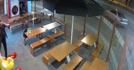 Poznań. Awantura pod McDonald's. 18-latek oddał strzał
