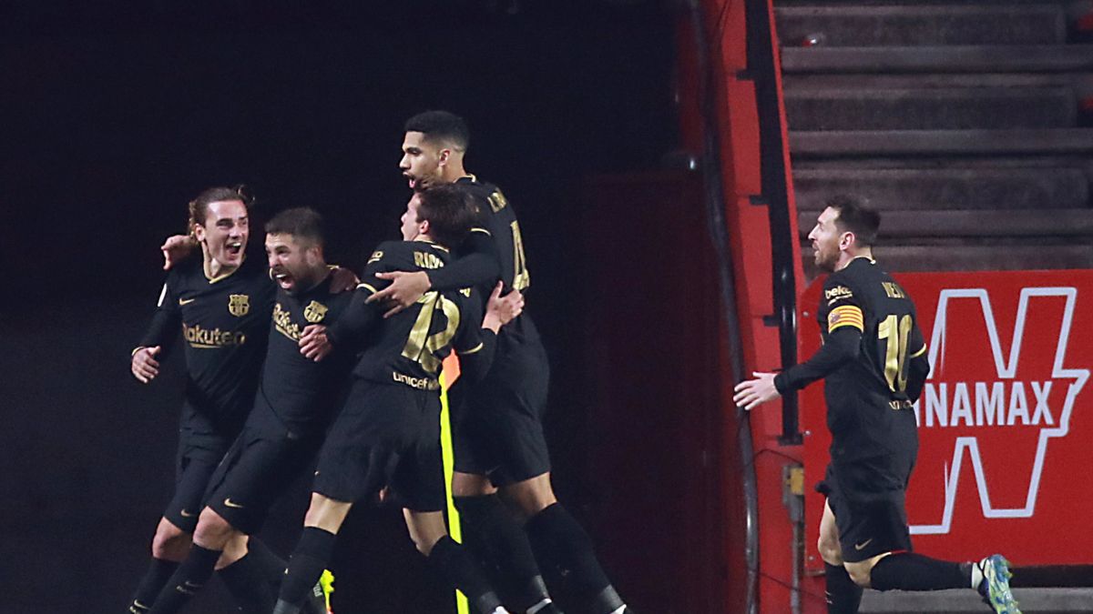 PAP/EPA / Pepe Torres / Na zdjęciu: piłkarze FC Barcelona cieszą się z bramki