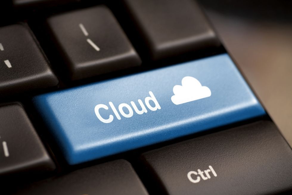 Zdjęcie klawiatury z ikoną chmury pochodzi z serwisu Shutterstock